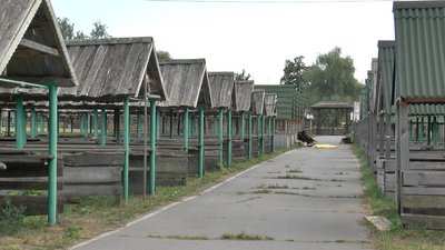 Ремонтують ятки та реставрують малюнки. На Полтавщині готуються до Сорочинського ярмарку Ремонтують ятки та реставрують малюнки. На Полтавщині готуються до Сорочинського ярмарку