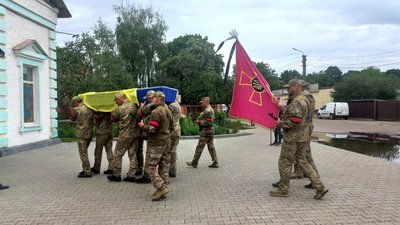 У Сумах поховали військового Дмитра Кірієнкова У Сумах поховали військового Дмитра Кірієнкова