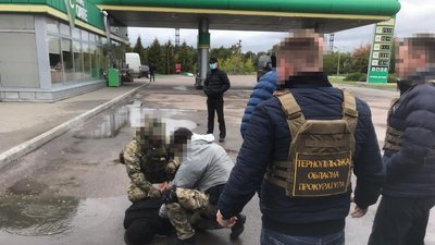 Троє одеситів вимагали гроші у підприємця з Тернополя