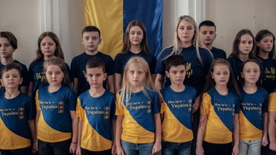 Ужгородські школярі заспівали пісню за Україну Ужгородські школярі заспівали пісню за Україну