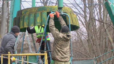 Більшість деталей атракціону замінять на нові, інші - відреставрують у цеху. Фундамент "колеса" підсилять та забетонують. Фото: Суспільне. Поділля.
