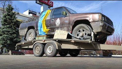 У Черкасах замість спаленої і розтрощеної автівки з Бахмута збирають кошти на нові пікапи У Черкасах замість спаленої і розтрощеної автівки з Бахмута збирають кошти на нові пікапи