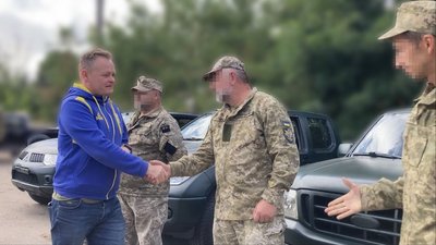 Черкаси передали 12 автівок захисникам Черкаси передали 12 автівок захисникам