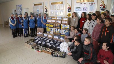 Волонтерський загін Чепелівської гімназії Хмельниччини активно допомагає захисникам України