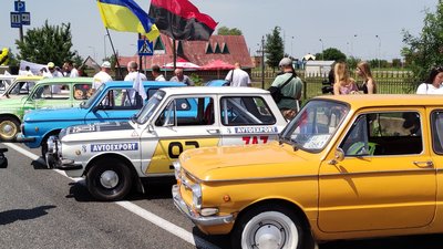 Дніпровські автомобілісти влаштували ретро автопробіг на відремонтованій трасі Стрий - Ізварине Дніпровські автомобілісти влаштували ретро автопробіг на відремонтованій трасі Стрий - Ізварине