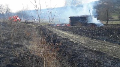 На Прикарпатті через пожежу сухої трави зайнявся будинок