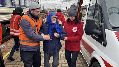 Понад 30 літніх та маломобільних жителів Херсонщини евакуювали на Житомирщину