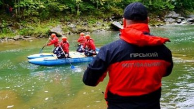 Прикарпатські рятувальники та поліцейські шукають чоловіка, який заблудився в лісі