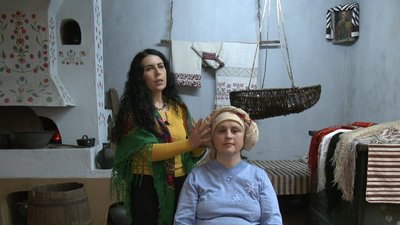 Оксана Гулик пов'язує хустку Оксана Гулик пов'язує хустку