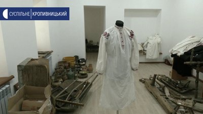 Учасниці проєкту "Баба Єлька" з Кіровоградщини показали найцінніші вишиті сорочки зі своєї колекції