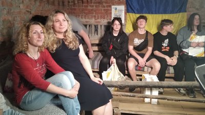 Мистецька оборона – у Житомирі влаштували концерт у сховищі, розмальованому дітьми Мистецька оборона – у Житомирі влаштували концерт у сховищі, розмальованому дітьми