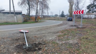Дорожній знак, який пошкодили у Дергачах