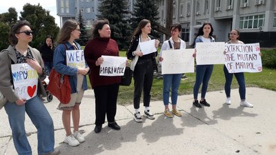 У Сумах провели акцію на підтримку військових на "Азовсталі" У Сумах провели акцію на підтримку військових на "Азовсталі"