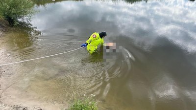 Рятувальники дістають тіло потопельника у селі Волошки на Волині 2 липня 2024