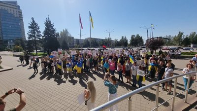 У Запоріжжі містяни вийшли на мітинг — вимагають спрямувати бюджетні кошти на ЗСУ У Запоріжжі містяни вийшли на мітинг — вимагають спрямувати бюджетні кошти на ЗСУ