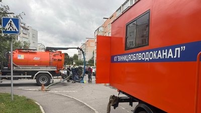 Бригада облводоканалу під час ремонтних робі