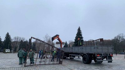 У Кременчуці почали монтувати новорічну ялинку У Кременчуці почали монтувати новорічну ялинку