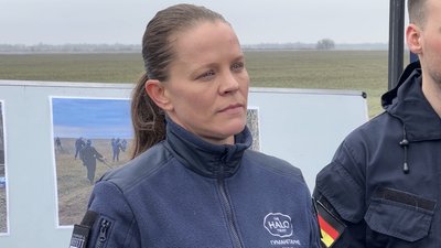Операційна офіцерка Південного напряму Ейприл Перкінс. Операційна офіцерка Південного напряму Ейприл Перкінс.