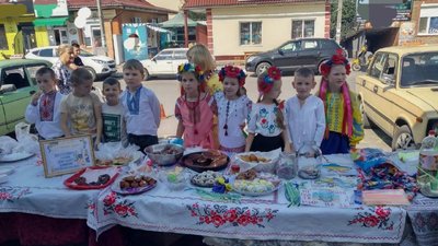 "Маленькі діти, але велике серце". На Кіровоградщині школярі влаштували ярмарок, щоб зібрати гроші для ЗСУ