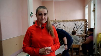 Плетуть сітки, готують батончики, шиють речі для військових: як на прикордонні Чернігівщини ВПО допомагають ЗСУ Плетуть сітки, готують батончики, шиють речі для військових: як на прикордонні Чернігівщини ВПО допомагають ЗСУ