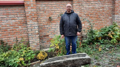 Знайшли під час ремонту на вулиці. У кропивницькому музеї зберігають понад 100-річний жолоб для відведення води Знайшли під час ремонту на вулиці. У кропивницькому музеї зберігають понад 100-річний жолоб для відведення води