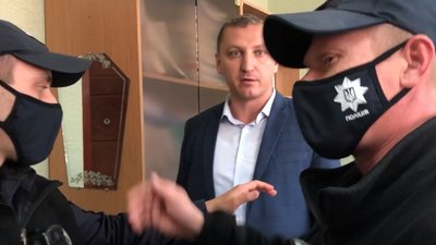 Зломана рука чи провокація: на Херсонщині побилися чиновники