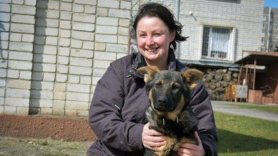 Кінологиня Анна Авраменко працює з цуценятами з народження Кінологиня Анна Авраменко працює з цуценятами з народження