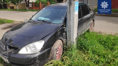 В Одесі легковик зіштовхнувся зі стовпом: чотирьох людей госпіталізували