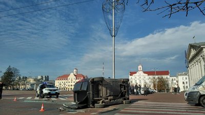 У Чернігові на Красній площі через ДТП автівка перекинулась на бік У Чернігові на Красній площі через ДТП автівка перекинулась на бік