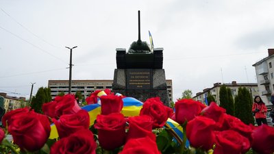 В День пам'яті та примирення у Житомирі поклали квіти до пам'ятних знаків загиблим воїнам
