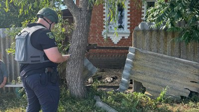 Поліцейський фіксує наслідки ударів РФ по Харківщині