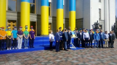 На площі Конституції перед Верховною радою відкрили стенд із прапором Незалежності На площі Конституції перед Верховною радою відкрили стенд із прапором Незалежності