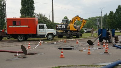 Другий обвал: внаслідок підтоплення виникла ще одна аварія на головному колекторі Другий обвал: внаслідок підтоплення виникла ще одна аварія на головному колекторі
