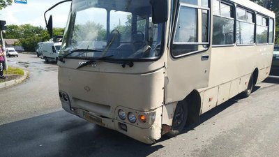 У Черкасах зіткнулися легковик та маршрутка: є травмований