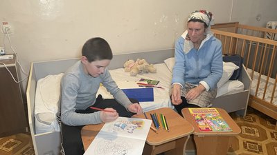 Попри постійні обстріли військовими РФ, Херсонська обласна дитяча лікарня працює як до війни Попри постійні обстріли військовими РФ, Херсонська обласна дитяча лікарня працює як до війни
