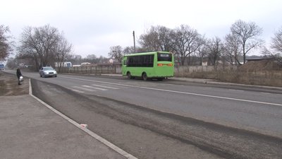 Жителі черкаського мікрорайону "Поляна" просять освітлити зупинку та пустити міський транспорт Жителі черкаського мікрорайону "Поляна" просять освітлити зупинку та пустити міський транспорт
