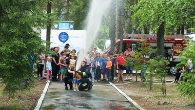 Спробували різні ролі: рятувальники провели навчання для дітей-переселенців