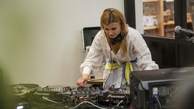 Виставку Джанет Собель і Лесі Хоменко в Нью-Йорку відкрили під джем Дарʼї Коломієць Виставку Джанет Собель і Лесі Хоменко в Нью-Йорку відкрили під джем Дарʼї Коломієць