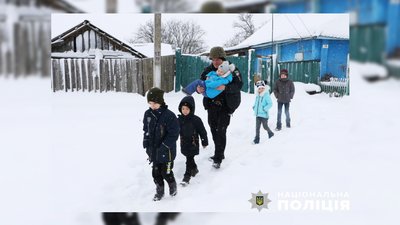 Поліцейські евакуювали з прикордоння Чернігівщини багатодітну родину з шістьма дітьми від двох місяців до 11 років