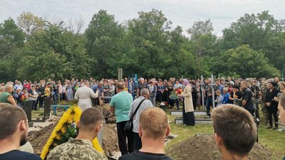 "Захищав рідних та Україну": на Полтавщині попрощалися із 20-річним Сергієм Чиркою "Захищав рідних та Україну": на Полтавщині попрощалися із 20-річним Сергієм Чиркою