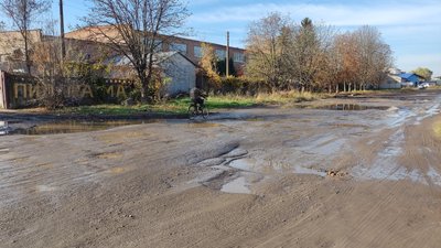 Дорога у мікрорайоні в Полтаві Дорога у мікрорайоні в Полтаві
