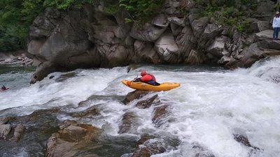 У Яремчі на річці Прут змагаються рафтингісти