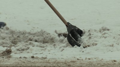Комунальники розчищають сніг Комунальники розчищають сніг