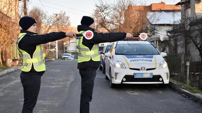 Основні жести регулювальника: тернопільські поліцейські нагадують правила Основні жести регулювальника: тернопільські поліцейські нагадують правила