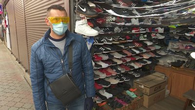 Маски, дезінфекція, дистанція. Як після карантину працює речовий ринок "Озерка" в Дніпрі (репортаж) Маски, дезінфекція, дистанція. Як після карантину працює речовий ринок "Озерка" в Дніпрі (репортаж)