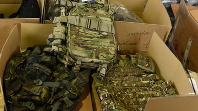 Чоловік, родина якого проживає на Закарпатті, виділив гроші для закарпатського батальйону ТрО. За них закупили два пікапи, бронежилети та каски Чоловік, родина якого проживає на Закарпатті, виділив гроші для закарпатського батальйону ТрО. За них закупили два пікапи, бронежилети та каски