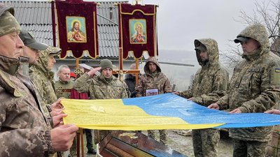 На Тернопільщині в останню дорогу провели бійця Василя Наконечного На Тернопільщині в останню дорогу провели бійця Василя Наконечного