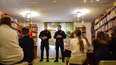 Тернопільські поліцейські провели акцію для школярів Тернопільські поліцейські провели акцію для школярів
