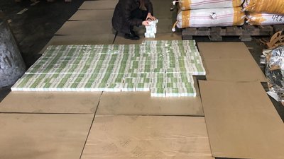 У порту на Одещині затримали вантажівку з майже 2 млн фальшивих акцизних марок