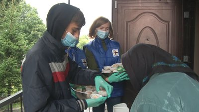 У Тернополі школярі роздавали кекси відвідувачам благодійної їдальні
